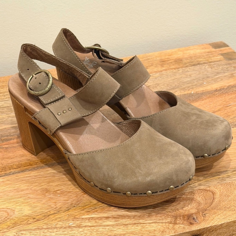 Dansko Suede Thea Clog Womens 7.5 38 Taupe Brown Studded Platform Heels Boho